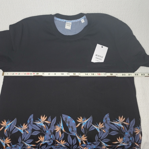 New  with tag  / T-shirt - Picture 2 of 6